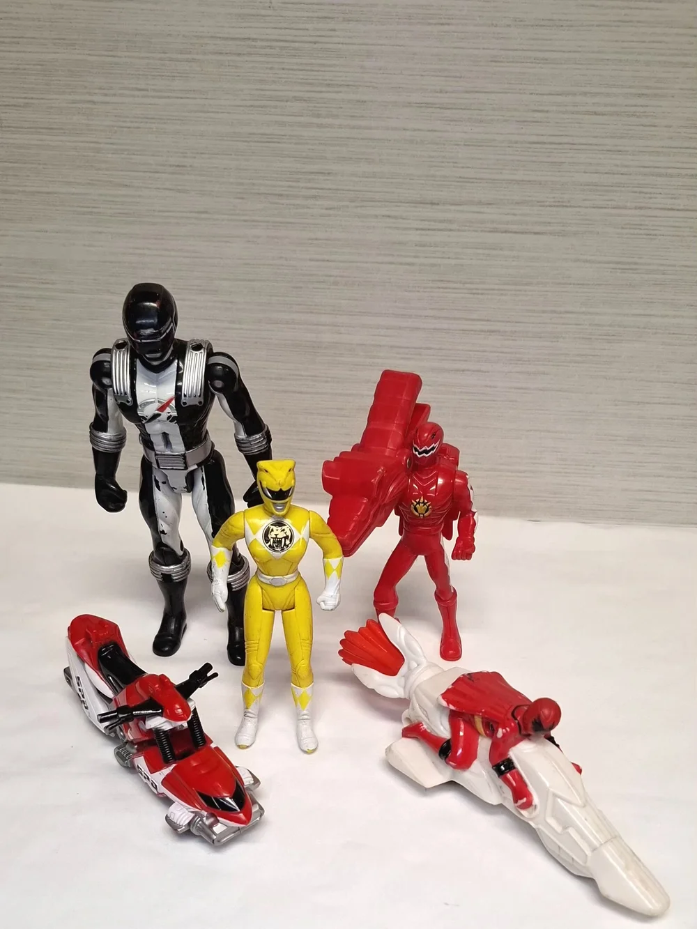 Lot 5 Power Rangers - MMPR Yellow Ranger 1995 Saban 5